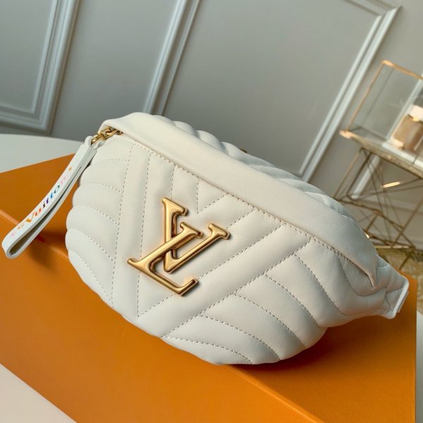 ¡La bolsa Louis Vuitton Designer Easy Pouch en Strap Epi Leather es una obra maestra para los amantes del lujo!